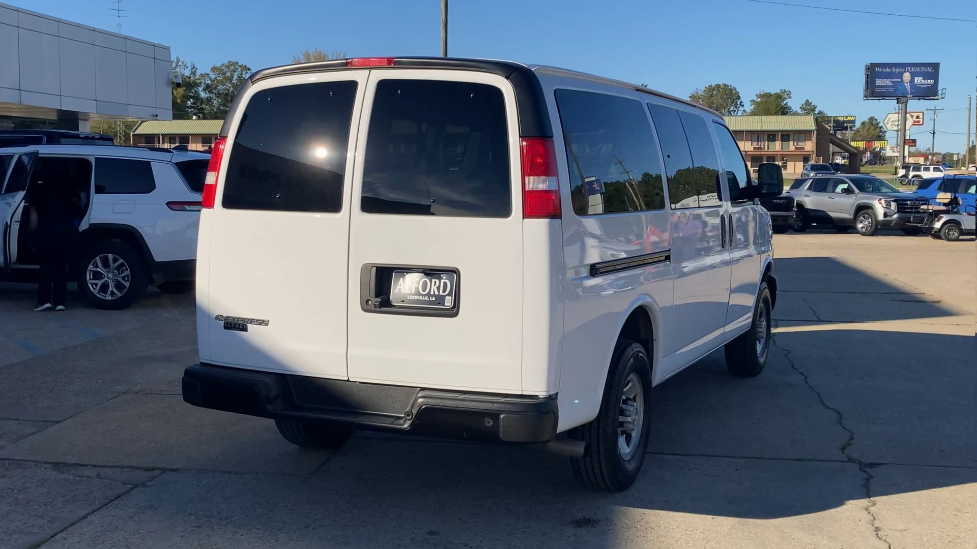 2023 Chevrolet Express Passenger 3500 1LS