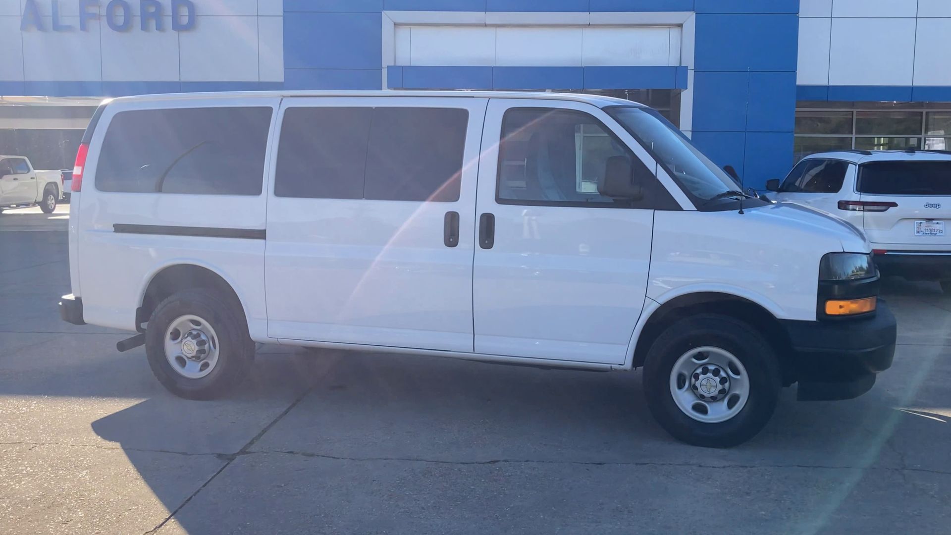 2023 Chevrolet Express Passenger 3500 1LS