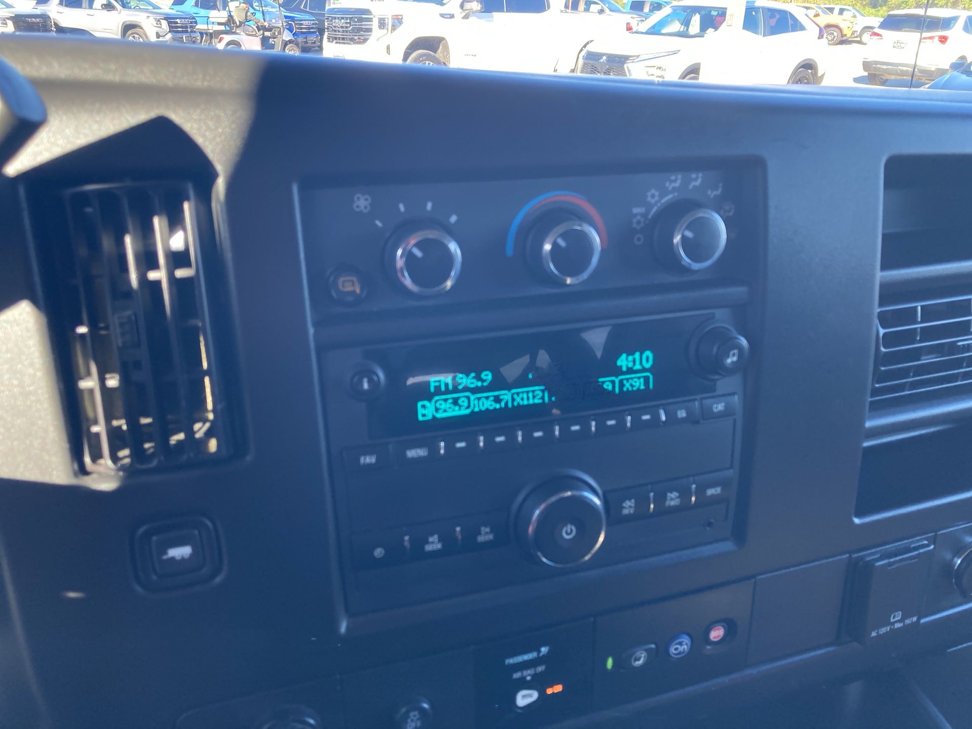 2023 Chevrolet Express Passenger 3500 1LS