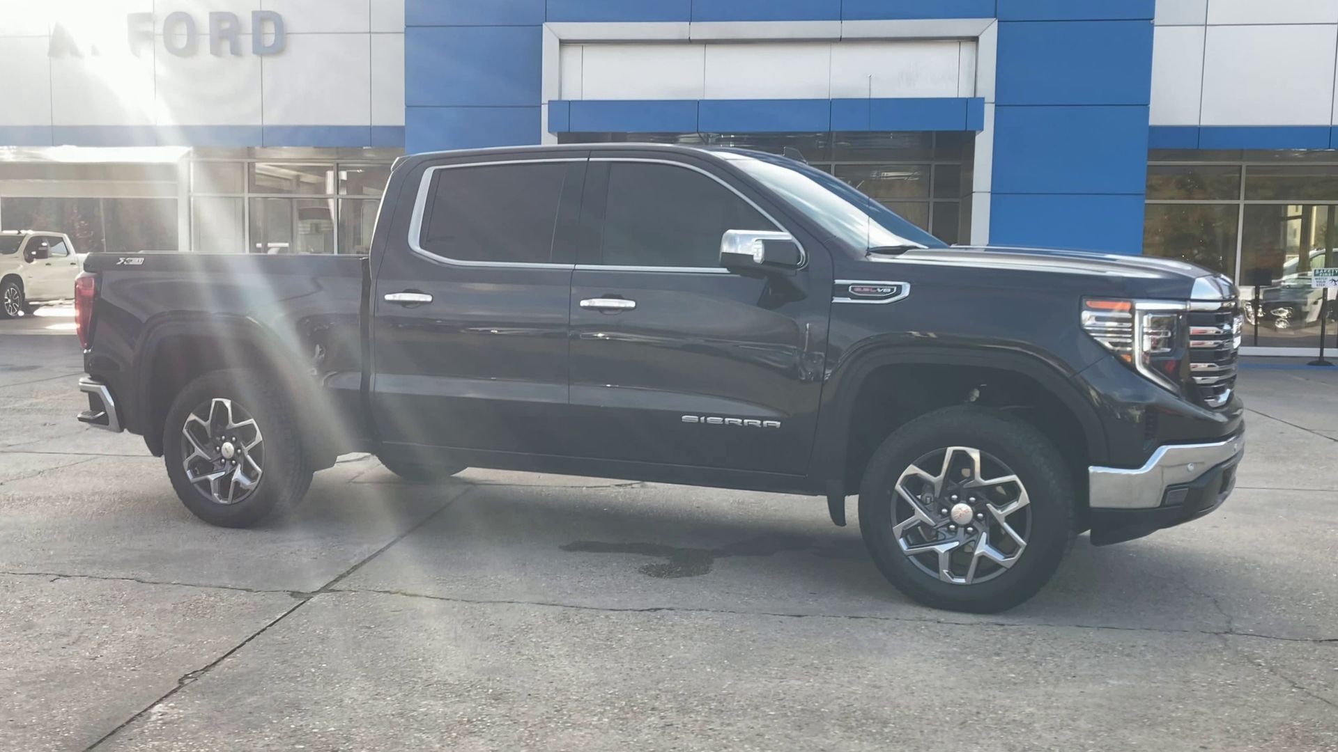 2025 GMC Sierra 1500 SLT